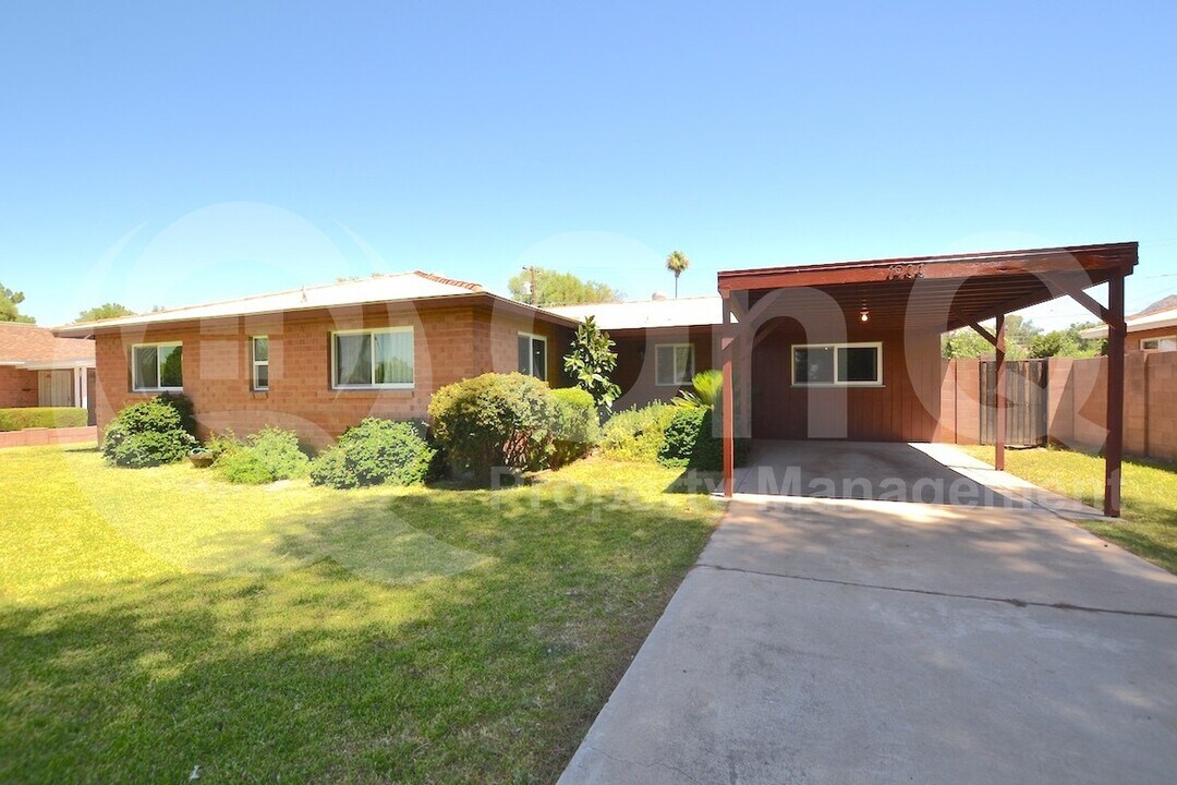 1930 E Solano Dr in Phoenix, AZ - Building Photo
