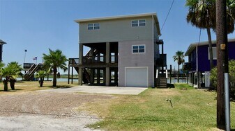 58 Lakeside Dr in Hitchcock, TX - Building Photo