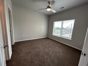 2136 W 34th St, Unit 1212 in Houston, TX - Building Photo - Building Photo