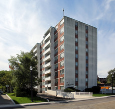 The Elizabeth and Robinson Towers in Hamilton, ON - Building Photo - Building Photo