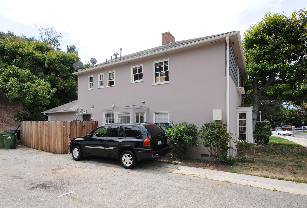 862 Moraga Dr in Los Angeles, CA - Building Photo