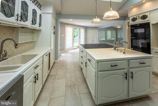 6438 Woodville Dr in Falls Church, VA - Building Photo