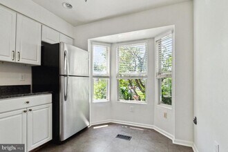 2849 Schoolhouse Cir in Silver Spring, MD - Foto de edificio - Building Photo