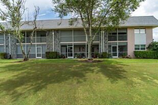 18081 SE Country Club Dr in Tequesta, FL - Building Photo