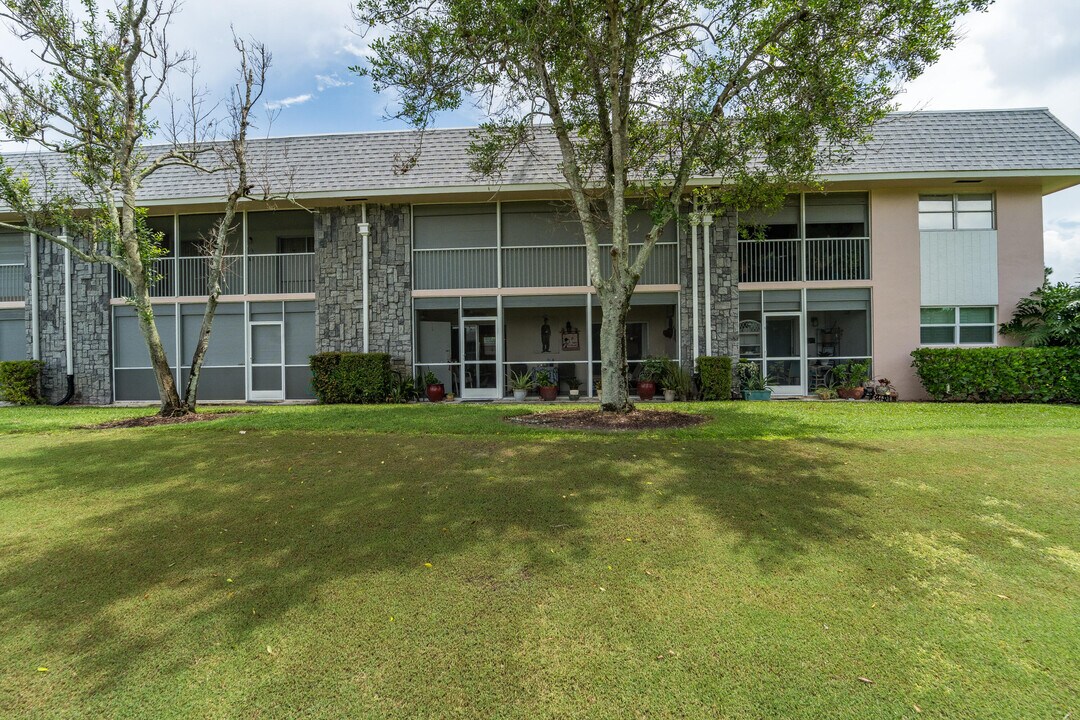 18081 SE Country Club Dr in Tequesta, FL - Building Photo