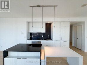 1 Bloor St E in Toronto, ON - Building Photo - Building Photo