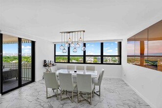 2 Grove Isle Dr in Miami, FL - Foto de edificio - Building Photo