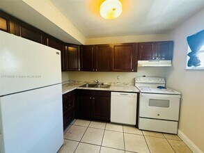 4215 N University Dr, Unit 315 in Sunrise, FL - Foto de edificio - Building Photo