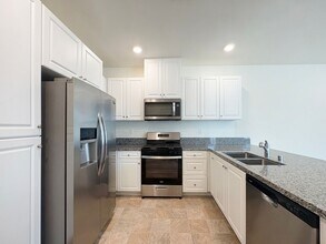 1068 Kendale Wy in Vista, CA - Foto de edificio - Building Photo
