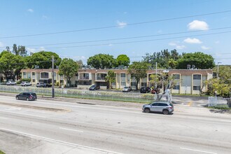 Lakewood Villas Condominiums in Miami, FL - Building Photo - Building Photo