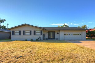 5227 15th St in Lubbock, TX - Building Photo