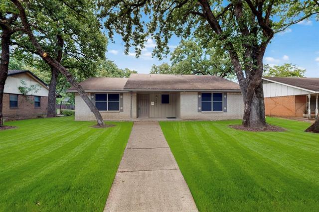 10421 Muskogee Dr in Dallas, TX - Building Photo