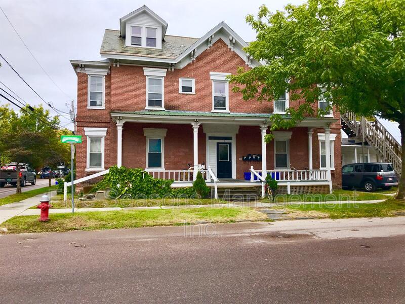 4 Loomis St in Burlington, VT - Building Photo