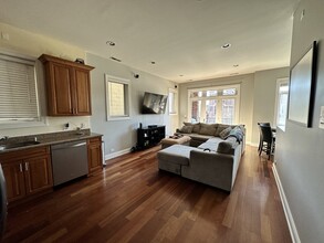 2032 W Augusta Blvd in Chicago, IL - Building Photo - Building Photo