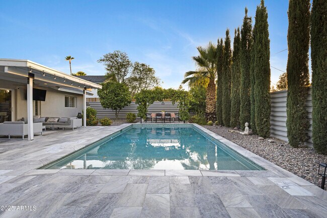 8738 E Rose Ln in Scottsdale, AZ - Foto de edificio - Building Photo