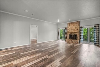 713 Palmer Dr in Conroe, TX - Foto de edificio - Building Photo