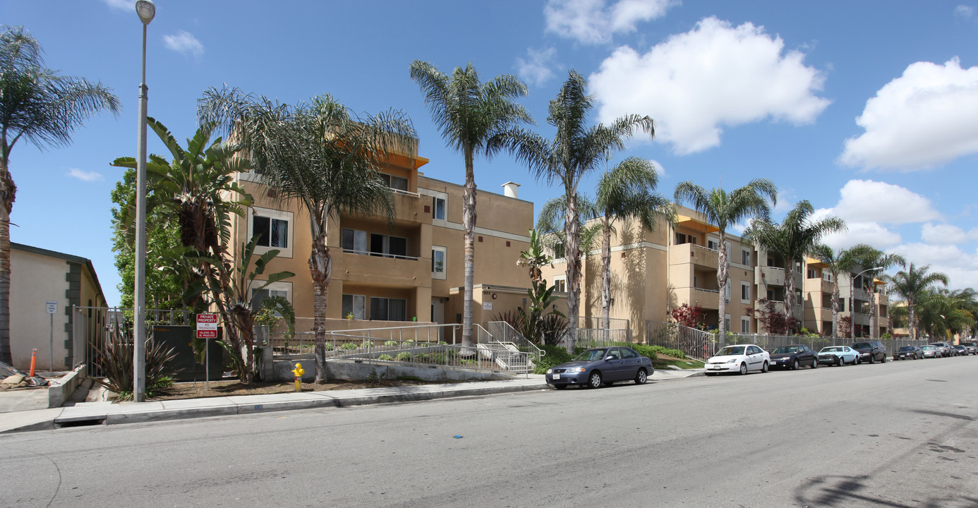 Bellflower Terrace in Bellflower, CA - Building Photo