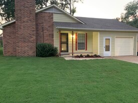 3381 Leschallas Dr in Memphis, TN - Building Photo