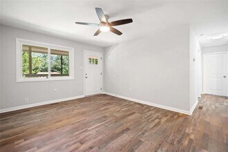 6147 Allen Ivey Rd in Mableton, GA - Foto de edificio - Building Photo