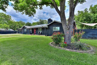 1407 E 19th St in Georgetown, TX - Foto de edificio - Building Photo