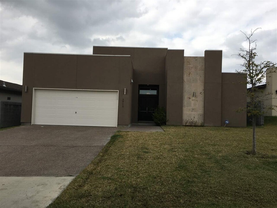 3918 Ivana Ct in Laredo, TX - Building Photo