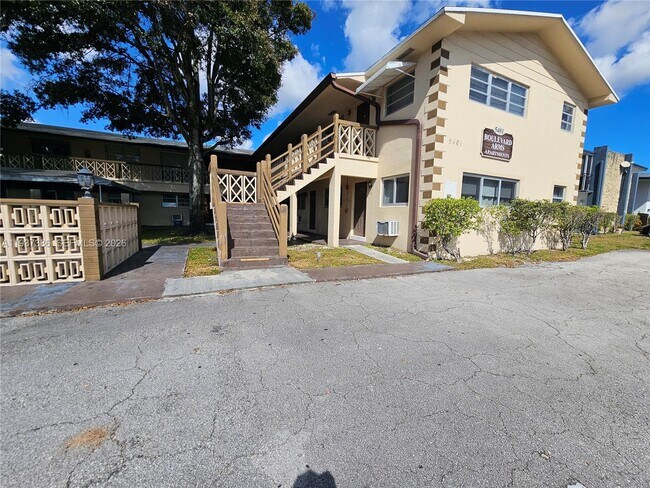 5401 Hollywood Blvd in Hollywood, FL - Building Photo - Building Photo