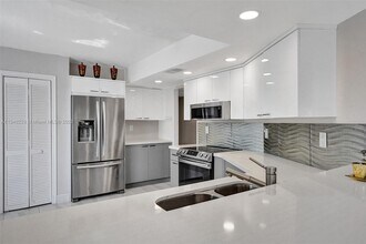 520 SE 12th St-Unit -106 in Dania Beach, FL - Building Photo - Building Photo