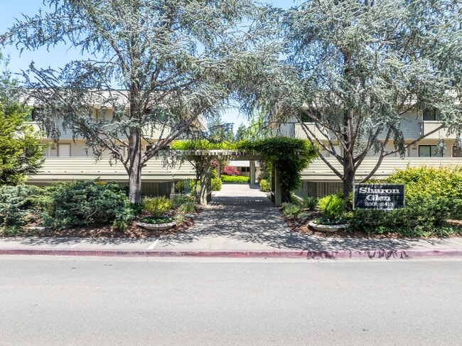 2301 - 2413 Sharon Rd in Menlo Park, CA - Foto de edificio - Building Photo