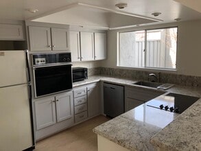 2400 Lincoln Village Dr in San Jose, CA - Foto de edificio - Building Photo