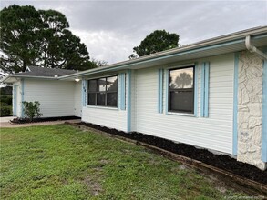 160 SE Lakehurst Dr in Port St. Lucie, FL - Foto de edificio - Building Photo