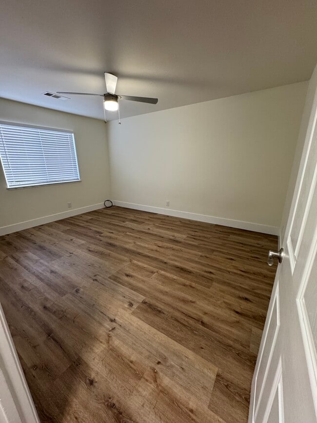 1024 Michelle Ct in Hanford, CA - Building Photo - Building Photo