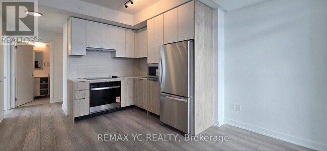 1007 The Queensway in Toronto, ON - Building Photo - Building Photo