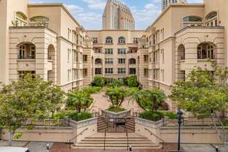 Columbia Place in San Diego, CA - Foto de edificio - Building Photo