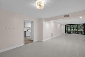 250 E Royal Palm Rd in Boca Raton, FL - Building Photo - Building Photo