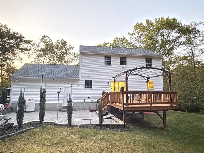 264 Great Brook Rd in Groton, CT - Building Photo - Building Photo