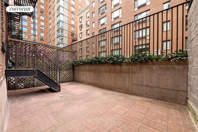 316 W 51st St