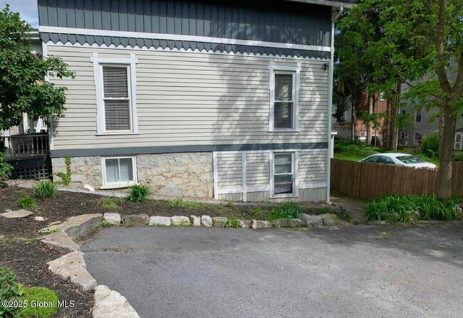 98 Van Dam St in Saratoga Springs, NY - Foto de edificio - Building Photo