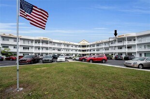 2428 Columbia Dr in Clearwater, FL - Building Photo