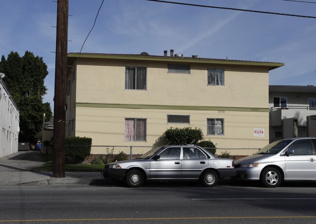 13417 Vanowen St in Van Nuys, CA - Building Photo - Building Photo