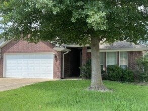 225 Karten Ln in College Station, TX - Building Photo - Building Photo