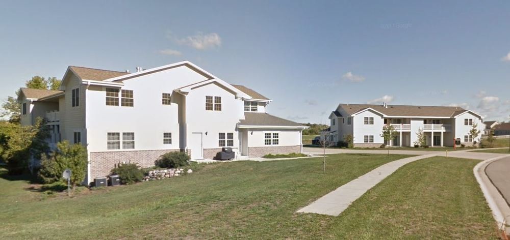 450 Quiet Meadow Dr in Johnson Creek, WI - Foto de edificio