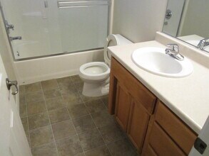 116 Cottonwood Dr in Eagle Point, OR - Building Photo - Building Photo