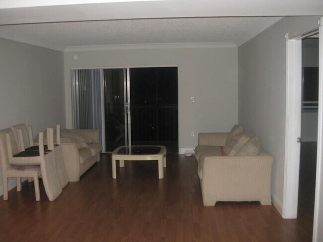 711 N Pine Island Rd in Plantation, FL - Building Photo - Building Photo