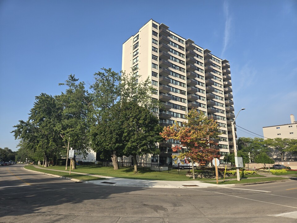 Sir Richard Towers in Oakville, ON - Building Photo