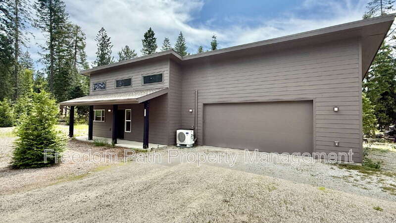 1727 Gypsy Bay Rd in Sagle, ID - Building Photo