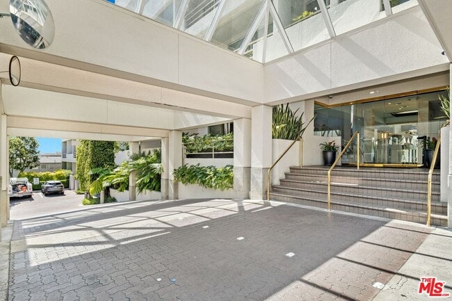 1131 Alta Loma Rd in West Hollywood, CA - Building Photo - Building Photo