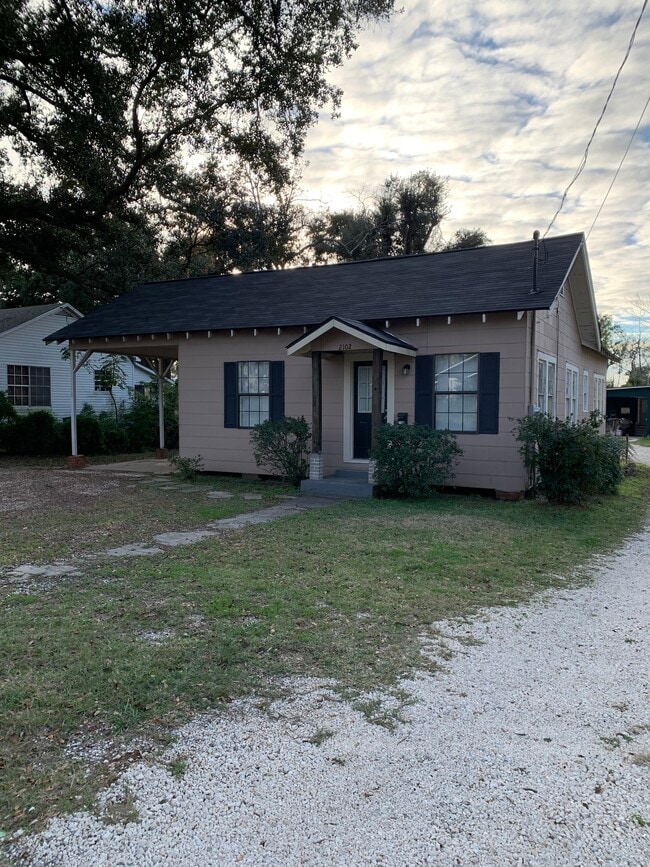 2102 Ernest St in Lake Charles, LA - Building Photo - Building Photo
