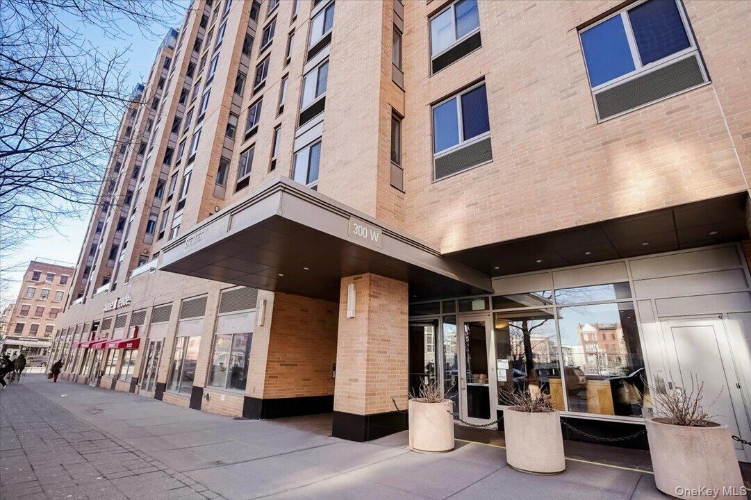 300 W 135th St in New York, NY - Building Photo
