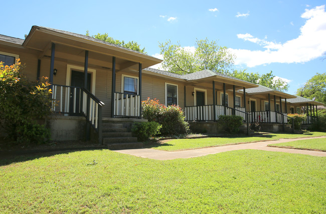 326 Mill St in Denton, TX - Building Photo - Building Photo