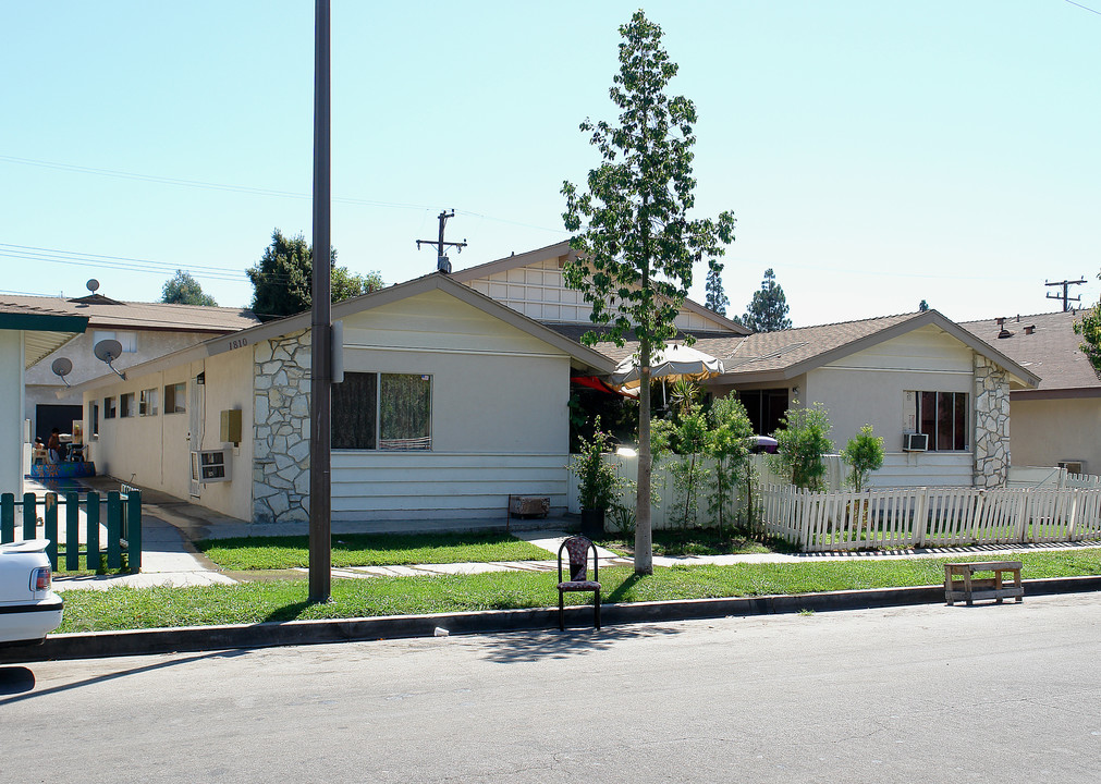 1810 E Grove Ave in Orange, CA - Building Photo